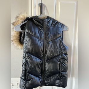 Gap girls puffer vest with faux fur trim on hood